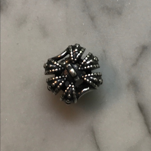 Authentic PANDORA crown charm - Picture 2 of 4